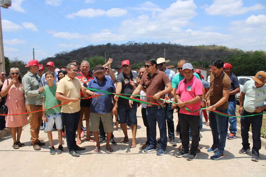 Prefeitura de Castelo entrega novos calçamentos no bairro Piçarra e na localidade Açude Várzea